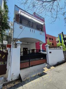 budynek z bramą przed nim w obiekcie Maison Nataraja w mieście Puducherry