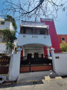 um edifício com um portão em frente em Maison Nataraja em Pondicherry