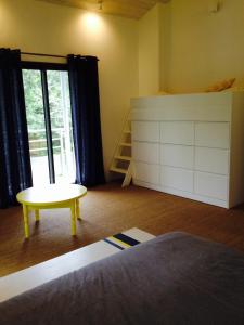 AzurにあるLazuli Lodgeのベッドルーム1室(ベッド1台、テーブル、窓付)