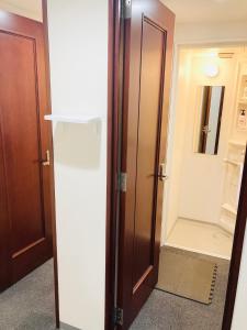 Baño con puerta que conduce a un armario en レオラ, en Osaka