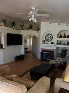 uma sala de estar com um sofá e uma lareira em Sunset Oasis em Fort Mohave