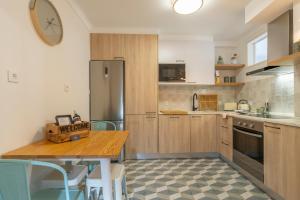een keuken met een houten tafel en een koelkast bij Superb Apartments Overlooking Graça in Lisbon in Lissabon +26 foto's