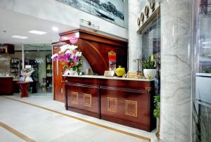 a restaurant with a counter with flowers on it at Kim Yen Hotel in Ho Chi Minh City