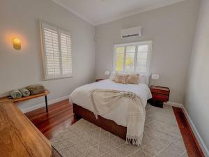 Ένα ή περισσότερα κρεβάτια σε δωμάτιο στο Springhill Retreat - Inner-city, pool + sauna