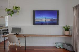 Μια τηλεόραση ή/και κέντρο ψυχαγωγίας στο Springhill Retreat - Inner-city, pool + sauna