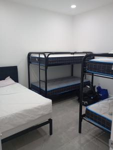 Cette chambre comprend deux lits superposés et un lit. dans l'établissement Philllips Tropical Paradise, à Fort Lauderdale