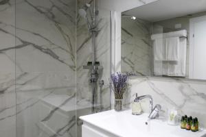 Luxury Suite Apartment With Sea View #64 By Hashdera Eilat的一间浴室