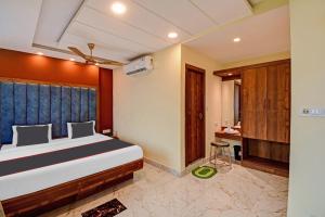 um quarto com uma cama grande e uma casa de banho em Collection O Aqua Tulip em Calcutá