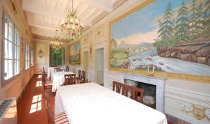 uma sala de jantar com mesas e um quadro na parede em Ferienhaus mit Privatpool für 15 Personen ca 900 qm in Serravalle Pistoiese, Toskana Provinz Pistoia em Serravalle Pistoiese