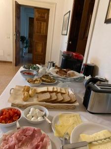 uma mesa com vários tipos diferentes de alimentos em Villa Valmarana De Toni em Creazzo