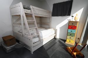1 dormitorio con litera blanca y escalera en Meadows, Scherpbierseweg 32, Groede, en Cadzand