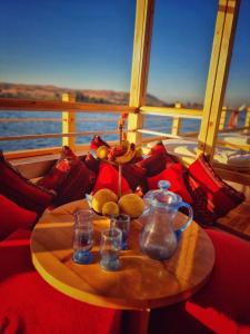 un tavolo su una barca con un bollitore per il tè di Dahabiya Nile Sailing - Mondays 4 Nights from Luxor - Fridays 3 Nights from Aswan a Luxor