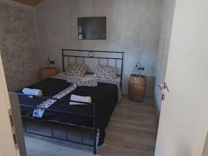 ein Schlafzimmer mit einem schwarzen Bett und einem Flur in der Unterkunft Vila Kyra in Rtina