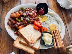 Munroe IslandVrindavan homestay的包括豆子和烤面包的早餐食品