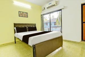 Postel nebo postele na pokoji v ubytování OYO Elvin?s Balaji Beach Place