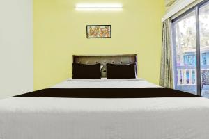 Кровать или кровати в номере OYO Elvin?s Balaji Beach Place