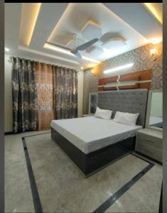 - une chambre avec un grand lit dans l'établissement IVY Guest House II, à Islamabad
