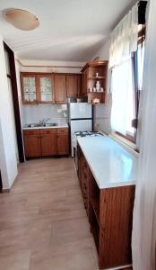 eine Küche mit Holzschränken und einer Arbeitsplatte in der Unterkunft Apartment V&S in Pula