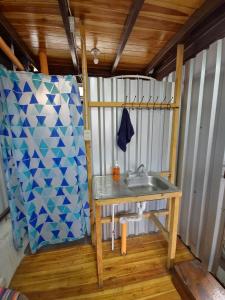 bagno con lavandino in camera di Otto’s House a Guatemala