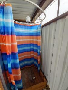 Habitación con baño con cortina de ducha. en Otto’s House en Guatemala