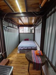 Habitación con cama y mesa. en Otto’s House en Guatemala