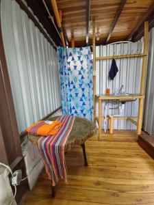 um pequeno quarto com um banco numa casa em Otto’s House em Guatemala