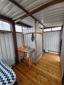 una stanza con lavandino al centro di una casa di Otto’s House a Guatemala