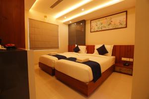 コーリコードにあるHotel Bluebellの部屋の中に大きなベッドがある寝室 +75枚の写真