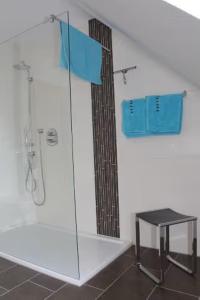 baño con ducha y mesa. en Ferienhaus Inselliebe en Borkum