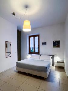 ein Schlafzimmer mit einem großen Bett und einem Fenster in der Unterkunft B&B Ponte Manin in Verona