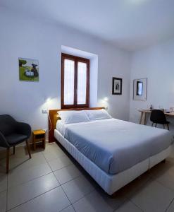 ein Schlafzimmer mit einem großen Bett, einem Tisch und Stühlen in der Unterkunft B&B Ponte Manin in Verona