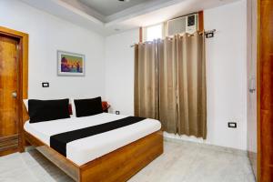 a bedroom with a bed and a window at OYO HIGHWAY RESIDENCY in Gurgaon
