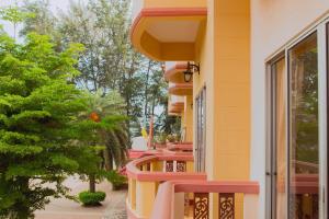 a building with pink and yellow steps and a window at บ้านพร้อมพงศ์ Ban Prompong in Ban Chak Phai