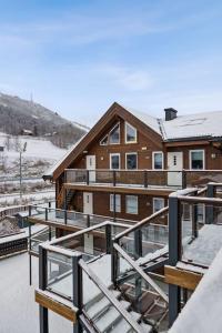 ein Gebäude mit Schnee auf dem Dach in der Unterkunft Moderne og sentral leilighet på Geilo in Geilo