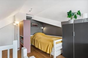 ein kleines Schlafzimmer mit einem Bett und einem Bücherregal in der Unterkunft Moderne og sentral leilighet på Geilo in Geilo