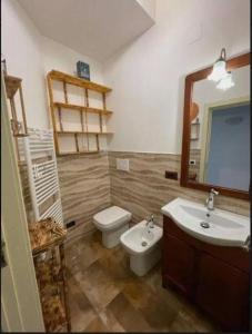 ナルドにあるB&B Salento Nardòのバスルーム(トイレ、洗面台、鏡付)