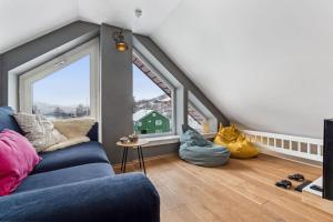 uma sala de estar com um sofá azul e uma grande janela em Moderne og sentral leilighet på Geilo em Geilo