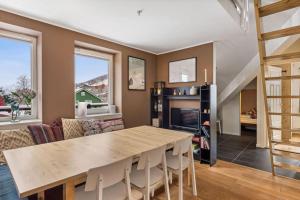 una sala da pranzo con un tavolo e un divano di Moderne og sentral leilighet på Geilo a Geilo Altre 7 foto