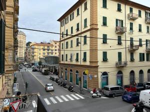 una concurrida calle de la ciudad con coches y edificios en aCàToa - spacious bright apartment in the city center 3 bedrooms - La Spezia / easy access and connections to 5 Terre and Portovenere, en La Spezia
