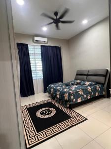 Schlafzimmer mit einem Bett und einem Deckenventilator in der Unterkunft Ziyyad's Homestay in Jitra