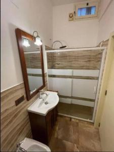 ナルドにあるB&B Salento Nardòのバスルーム(洗面台、鏡、トイレ付)