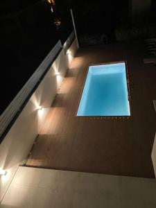 - une piscine sur le toit d'une maison éclairée dans l'établissement Chic & Charme Luxury Rooms, à Olbia