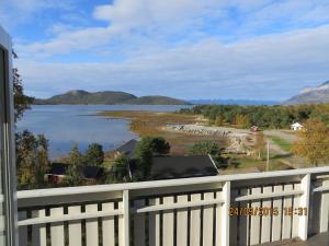 Ulvsvåg Gjestgiveri og Fjordcamping AS في Ulvsvåg: اطلالة على البحيرة من الشرفة