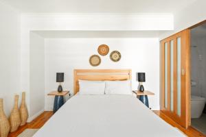 Un pat sau paturi într-o cameră la Stylish Inner City 2-Bed Unit by Fig Lane Park
