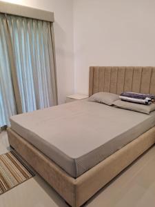 een bed in een kamer met een groot matras bij Canterbury Apartments - Kahathuduwa Gonapola in Gonapola