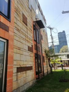 - un bâtiment en briques avec une fenêtre sur le côté dans l'établissement Hotel AW Boutique, à Bogotá