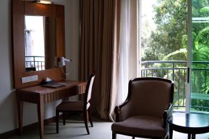 金馬崙高原的住宿－金馬崙高原遺物酒店，客房设有桌子、椅子和窗户。