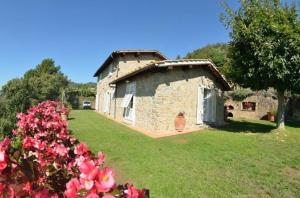 ein altes Steinhaus in einem Garten mit Blumen in der Unterkunft Ferienhaus für 12 Personen in Capannori, Toskana Provinz Lucca - b63292 in Petrognano