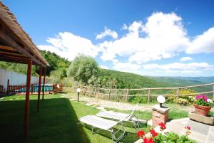 un patio con sillas y vistas a la montaña en Ferienhaus mit Privatpool für 10 Personen ca 200 qm in Civitella in Val di Chiana, Toskana Provinz Arezzo, en Civitella in Val di Chiana