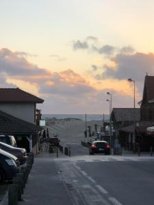 eine Straße mit am Straßenrand geparkten Autos in der Unterkunft Villa OCELANDES in Saint-Julien-en-Born